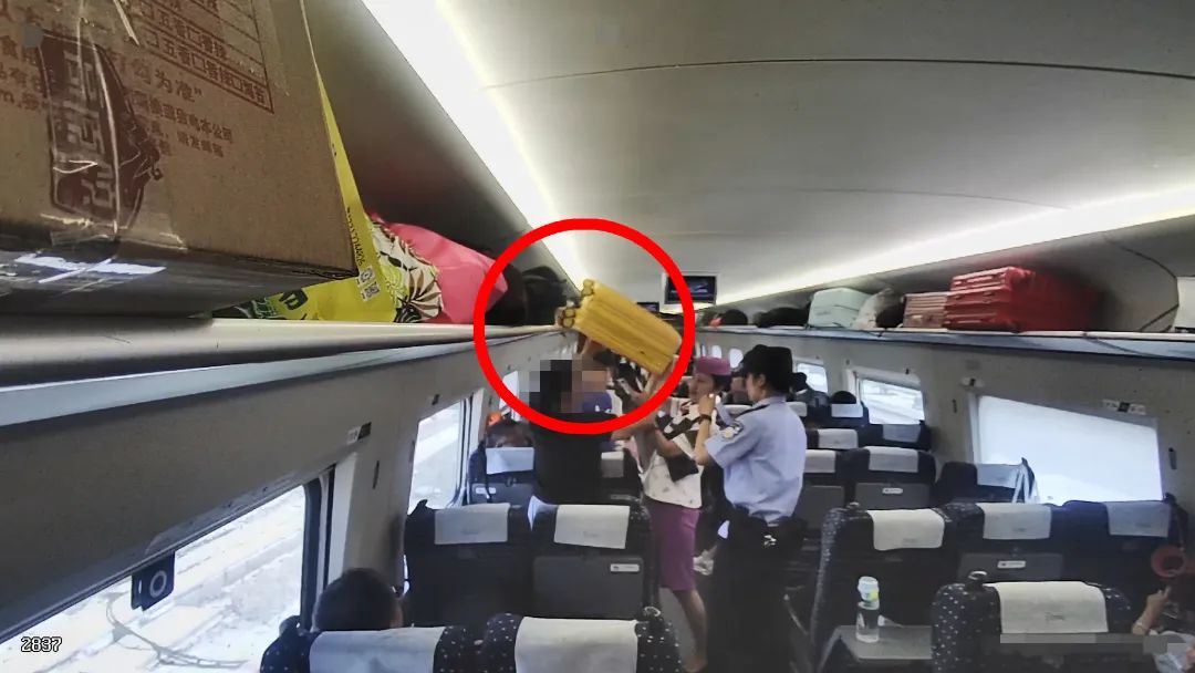 （6）乘警和列车长最终及时将该黄色行李箱人员找到。.jpg