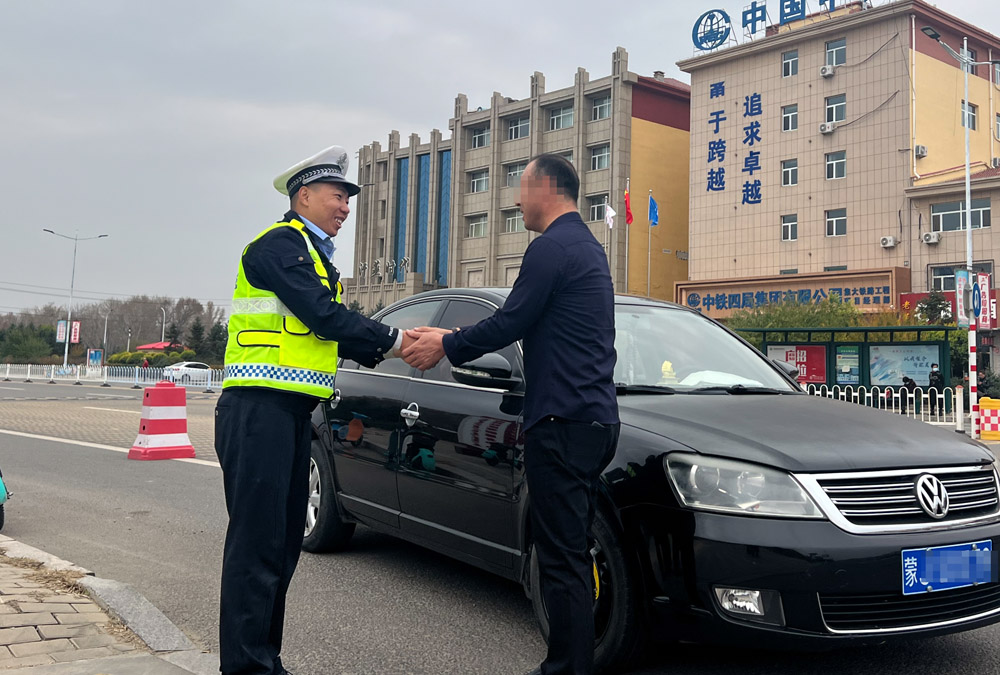 内蒙古丰镇市：司机操作不当导致爆胎，交警秒变“修理工”帮忙换胎4.jpg