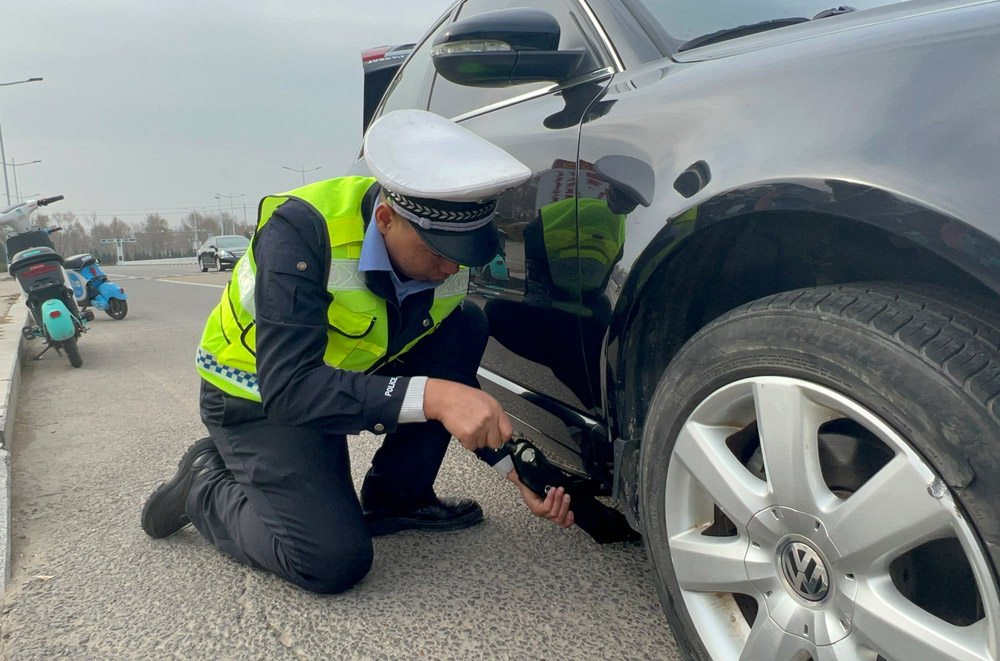 内蒙古丰镇市：司机操作不当导致爆胎，交警秒变“修理工”帮忙换胎1.jpg