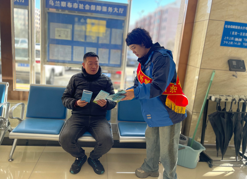 乌兰察布市公安局集宁分局禁毒大队携手乌兰察布九天公益协会开展“禁毒防艾滋”宣传活动2.jpg
