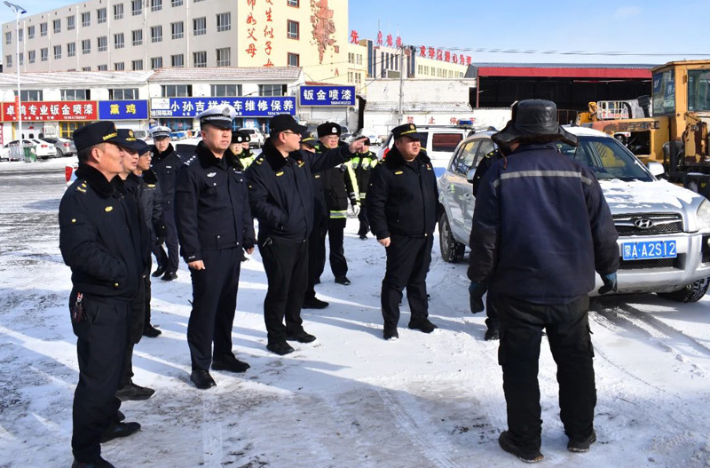 卓资县交管大队联合县城市管理综合行政执法局开展道路交通秩序整治1.jpg