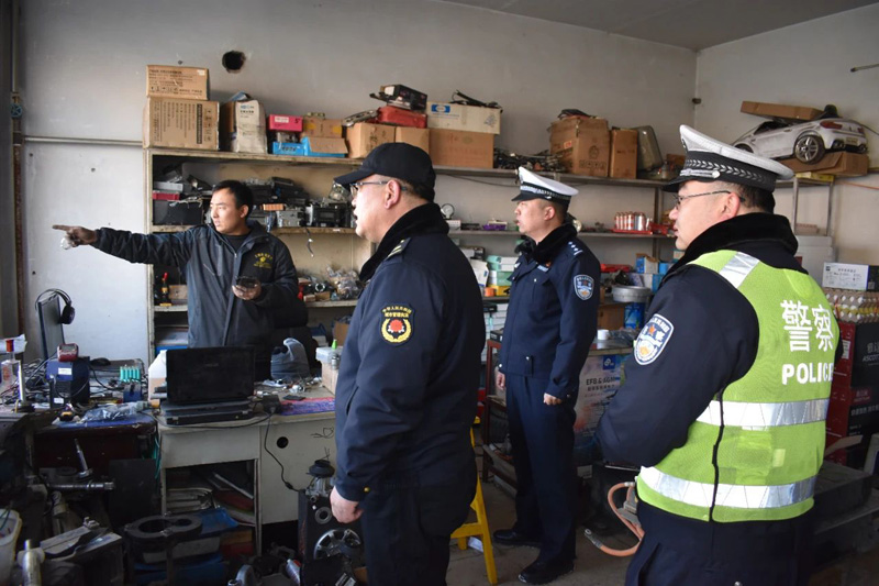 卓资县交管大队联合县城市管理综合行政执法局开展道路交通秩序整治3.jpg