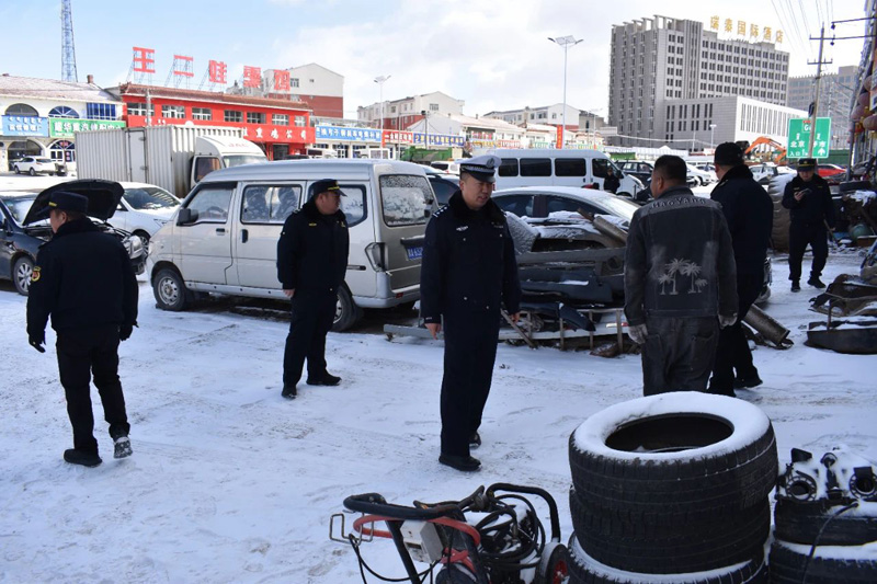 卓资县交管大队联合县城市管理综合行政执法局开展道路交通秩序整治4.jpg