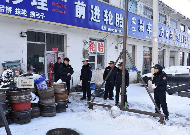 卓资县交管大队联合县城市管理综合行政执法局开展道路交通秩序整治5.jpg
