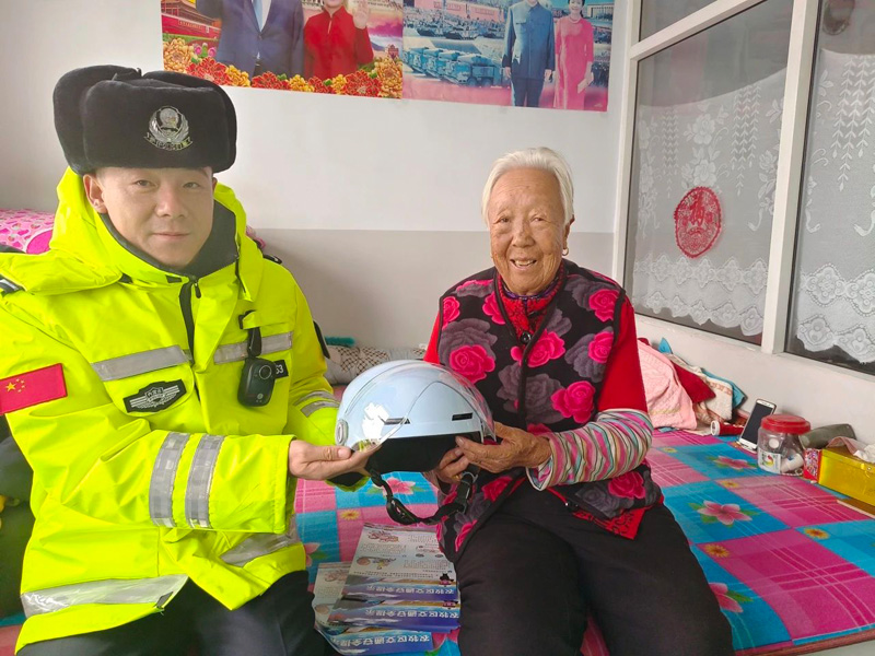 四子王旗交警走进农村预热“122”开展交通安全宣传活动3.jpg