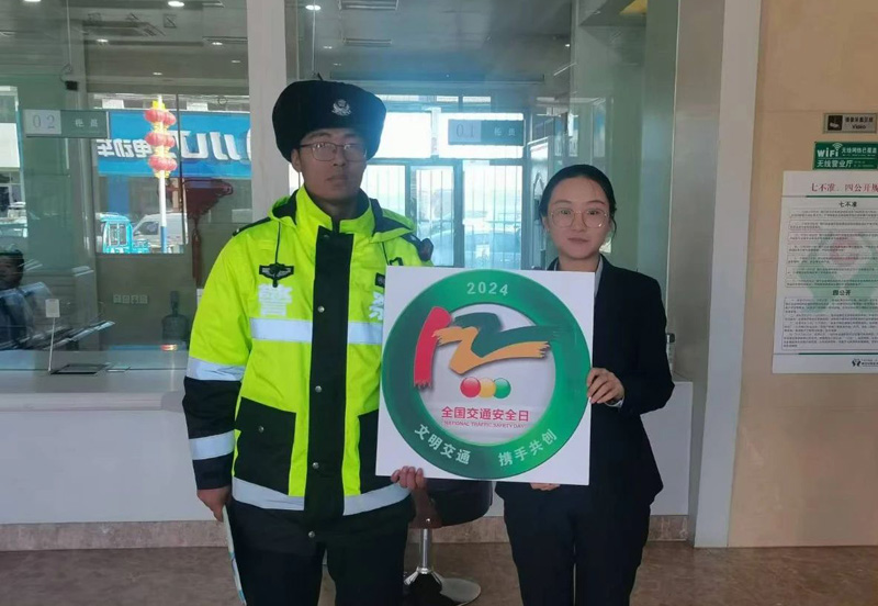 察右后旗交警走进企业 提前预热122“全国交通安全日”宣传活动1.jpg