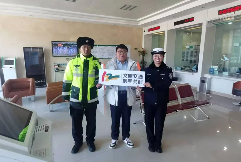 察右后旗交警走进企业 提前预热122“全国交通安全日”宣传活动2.jpg