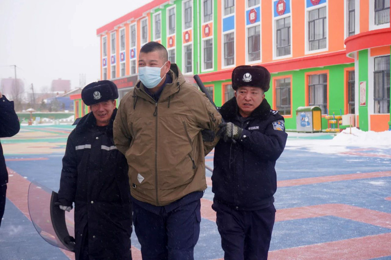 化德公安走进幼儿园举办反恐防暴安全知识教育课、进行反恐防暴演练4.jpg
