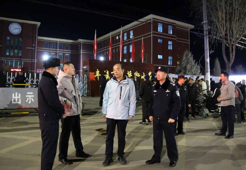 乌兰察布市公安局第一政治督察组处级巡察员陈雪峰一行莅临丰镇市督导检查护学岗工作2.jpg