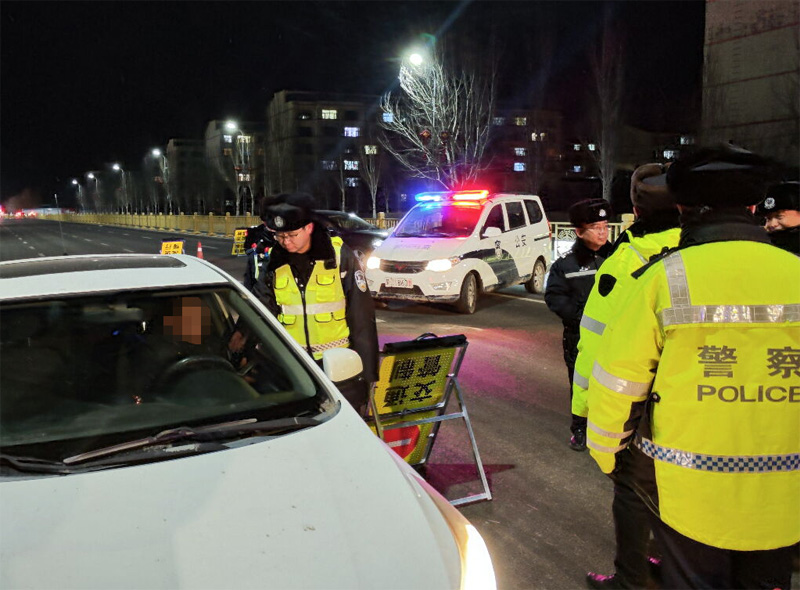 商都县交管大队持续开展夜查行动 筑牢冬季道路安全防线2副本.jpg