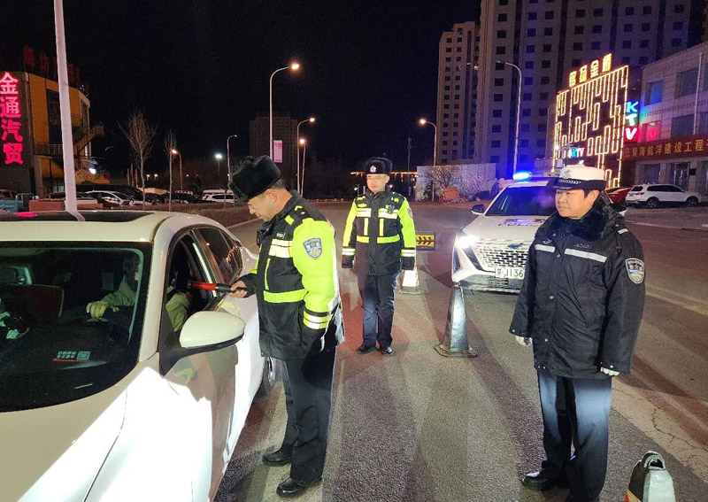 兴和县交管大队持续开展夜查交通违法行为整治行动1.jpg