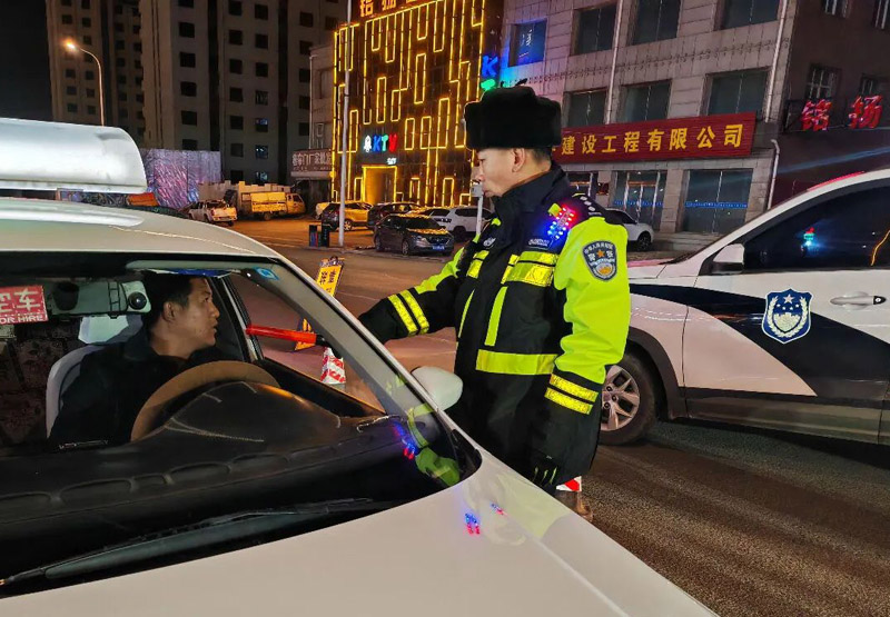 兴和县交管大队持续开展夜查交通违法行为整治行动2.jpg