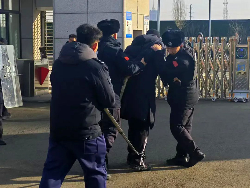 乌兰察布市公安局集宁分局：“防暴恐+消防”演练，全力守护“少年的你”3.jpg