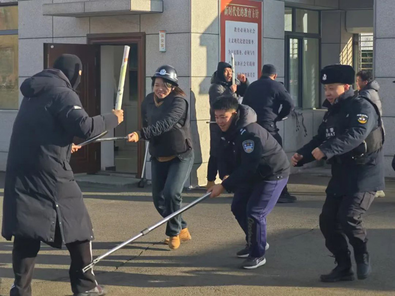 乌兰察布市公安局集宁分局：“防暴恐+消防”演练，全力守护“少年的你”4.jpg