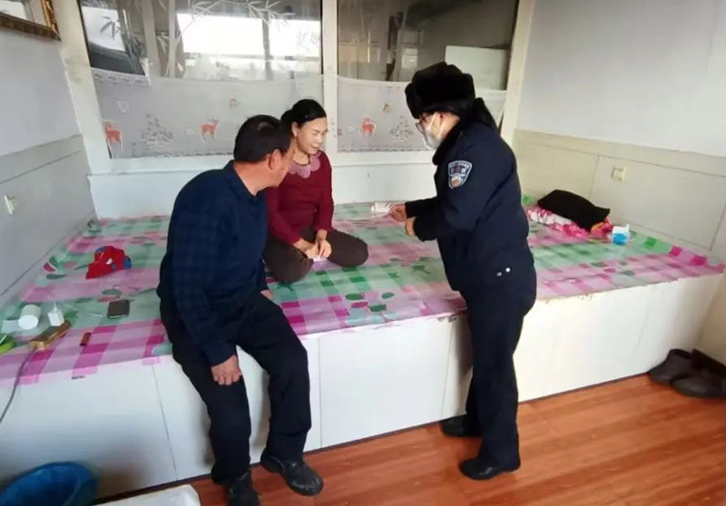 集宁公安分局深入赵家村宣讲巩固拓展脱贫攻坚成果帮扶政策和惠民政策2.jpg