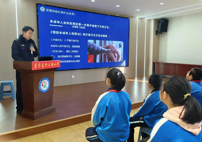 乌兰察布市公安局集宁分局虎山派出所：法治宣传进校园，护航平安“警”相随2.jpg