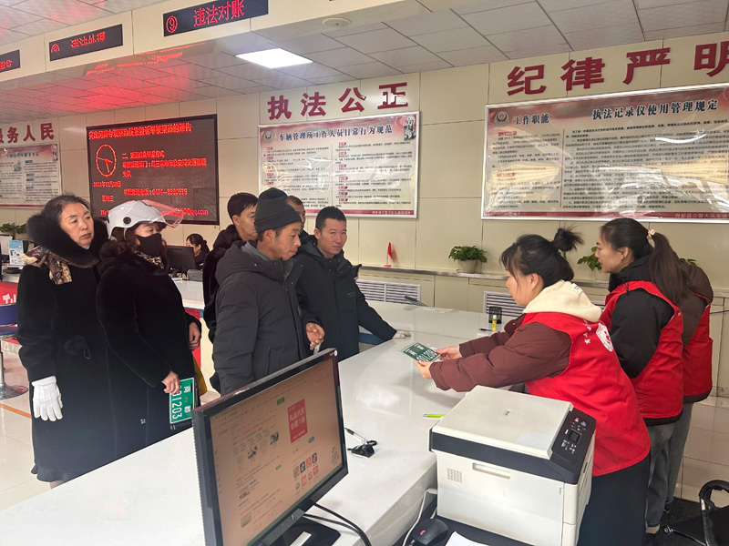 商都交警：志愿者助力电动车上牌 点亮文明生活2.jpg