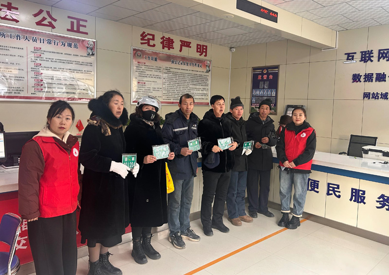 商都交警：志愿者助力电动车上牌 点亮文明生活4.jpg