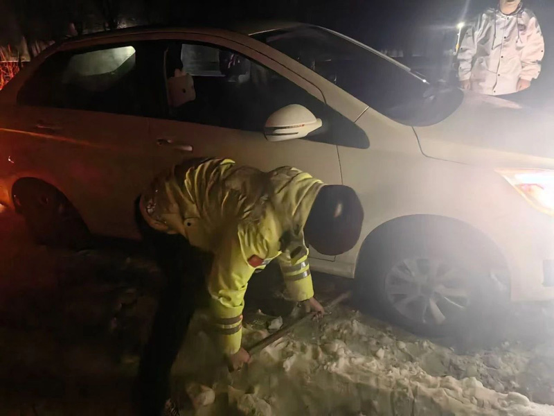 内蒙古四子王旗：车辆被困雪地，交警紧急救援1.jpg
