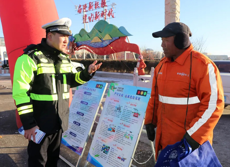 商都交警：交通宣传“零距离”，警民共庆“警察节”1.webp.jpg