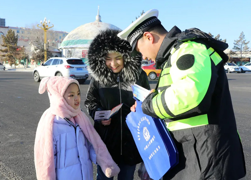 商都交警：交通宣传“零距离”，警民共庆“警察节”2.webp.jpg