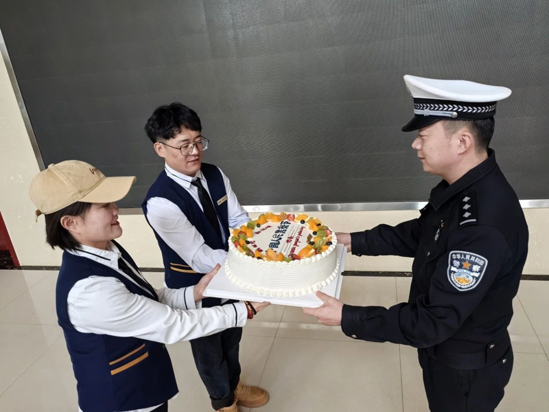 爱心企业到四子王旗交管大队开展警察节慰问活动4.jpg