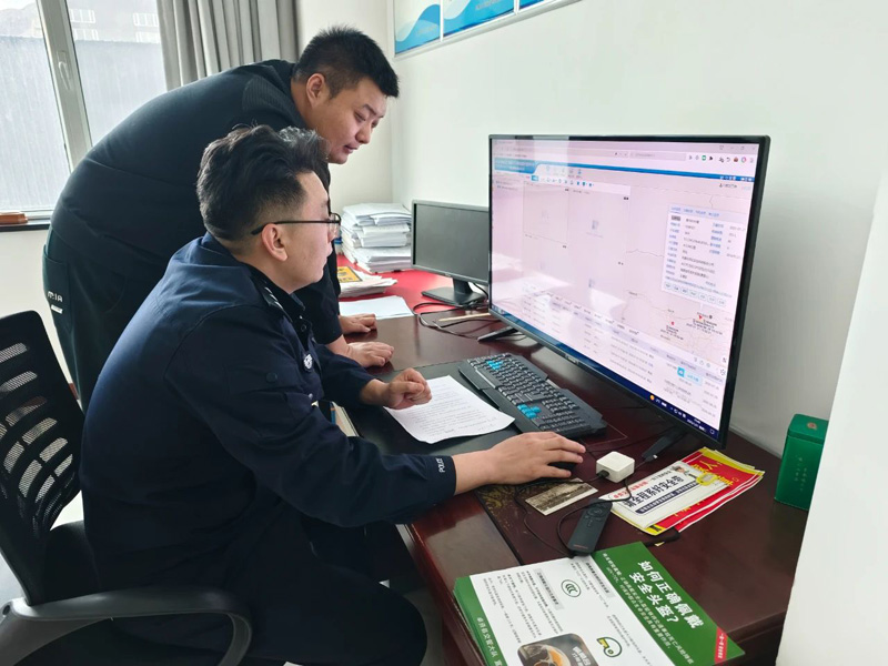 卓资交警强化危化品运输企业源头检查 持续紧拧危化品运输“安全阀”3.jpg