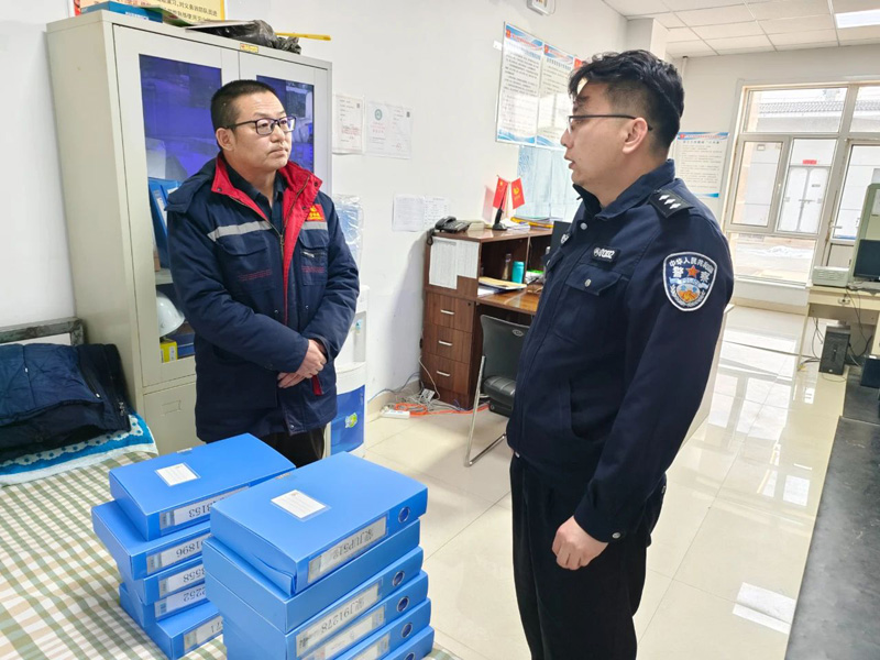 卓资交警强化危化品运输企业源头检查 持续紧拧危化品运输“安全阀”5.jpg