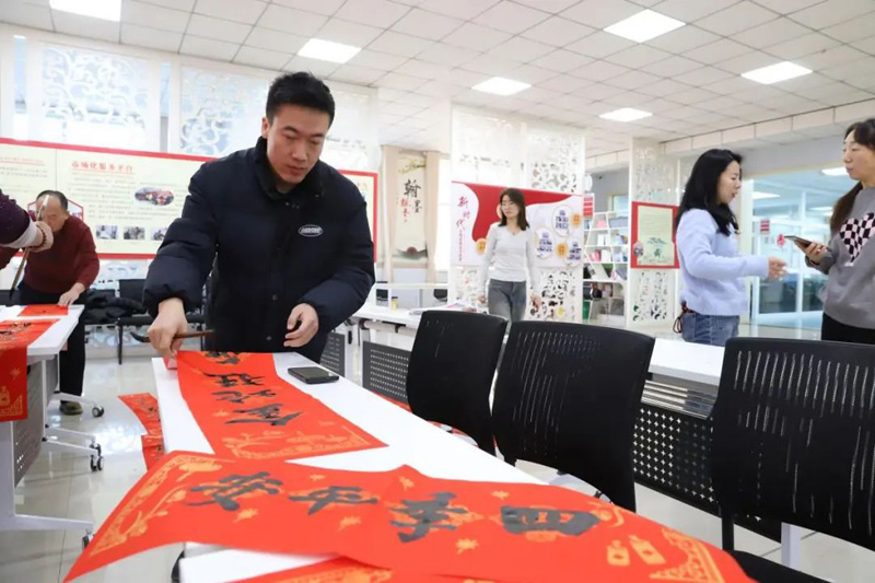 乌兰察布市集宁区警察协会联合虎山社区开展“送春联进社区”活动4.jpg
