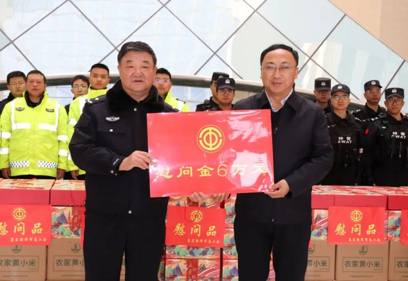 新春送祝福，慰问暖警心——乌兰察布市总工会深入集宁公安分局开展春节“送温暖”慰问活动1.jpg