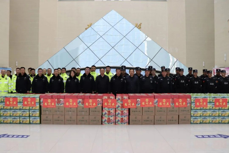 新春送祝福，慰问暖警心——乌兰察布市总工会深入集宁公安分局开展春节“送温暖”慰问活动2.jpg