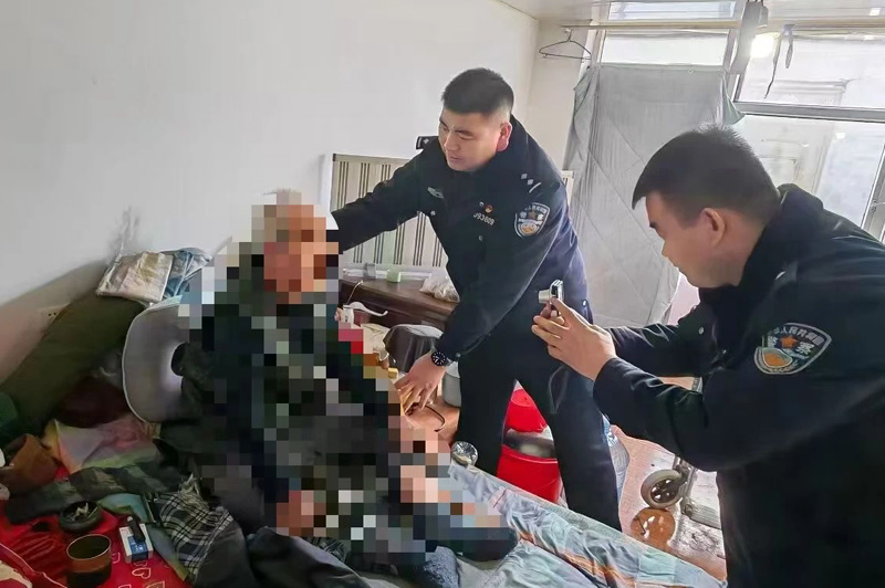 乌兰察布市公安局集宁分局白海子派出所民警上门为行动不便老人办理身份证.jpg