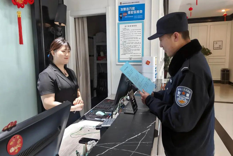 乌兰察布市公安局集宁分局泉山派出所开展“清风2025”禁赌宣传活动2.jpg
