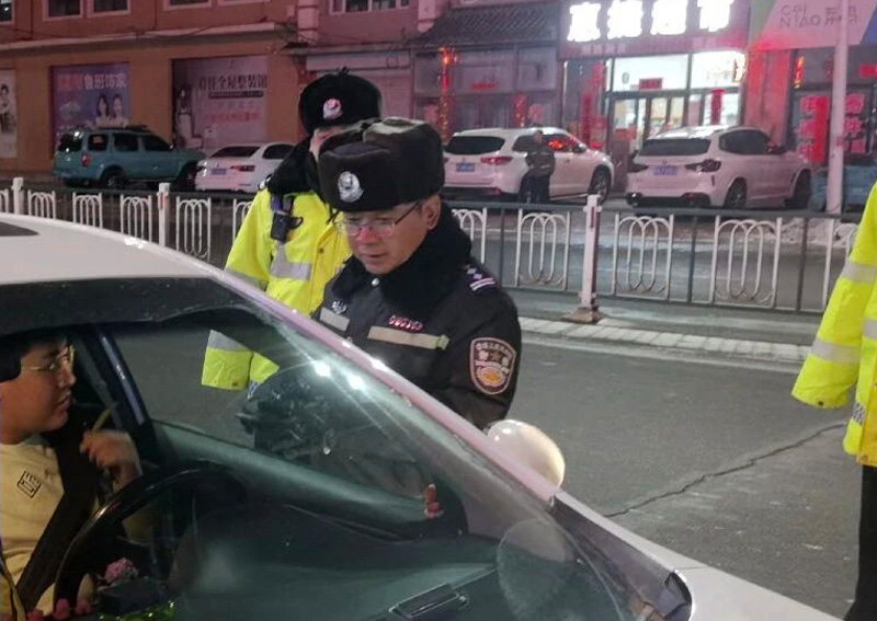 商都交警夜查不放松，守护元宵平安行2.jpg