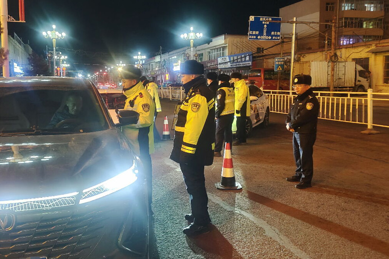 商都县交管大队扎实开展重点交通违法夜查统一行动2.jpg