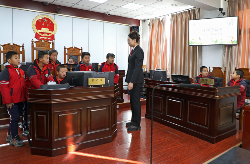 四子王旗人民法院强化“司法+校园”模式，共筑青少年法治成长防线 2.jpg