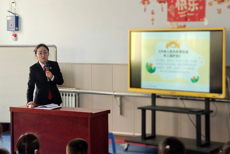 四子王旗人民法院强化“司法+校园”模式，共筑青少年法治成长防线 1.jpg