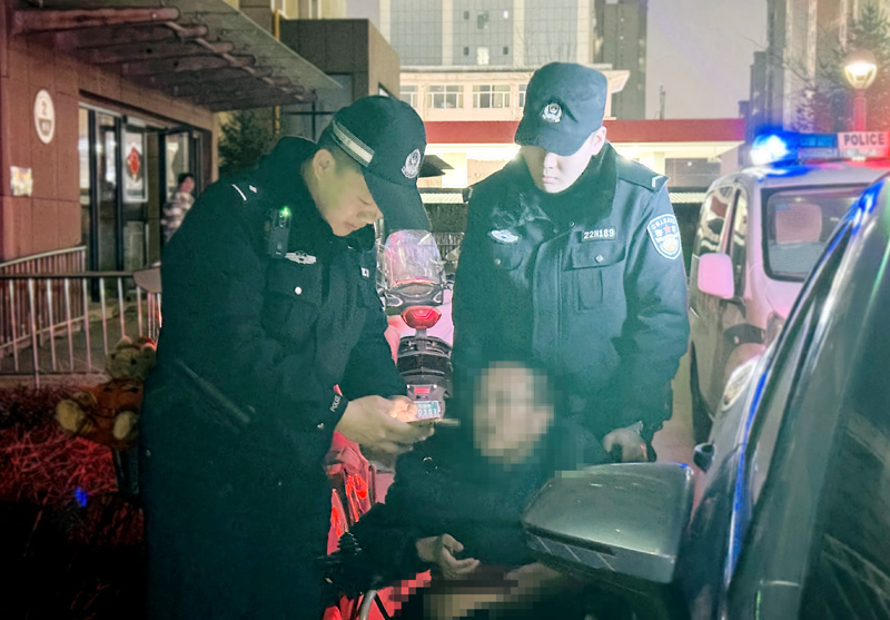 呼和浩特：轮椅突然没电，警察帮助回家.jpg