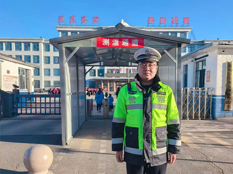 内蒙古察右后旗交警扎实开展“护学岗”勤务，守护师生平安上学路1.jpg