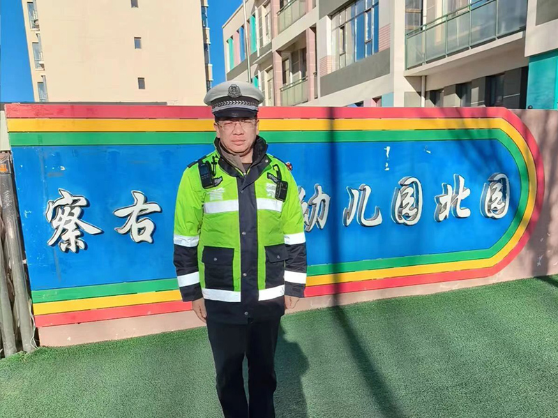 内蒙古察右后旗交警扎实开展“护学岗”勤务，守护师生平安上学路2.jpg
