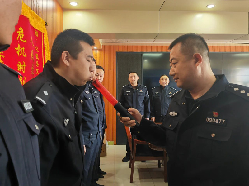 化德县交管大队狠抓日常管理，开展八小时内酒检行动3.jpg