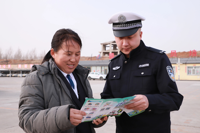 兴和交警：交通安全进驾校，把好安全“第一关”1.jpg