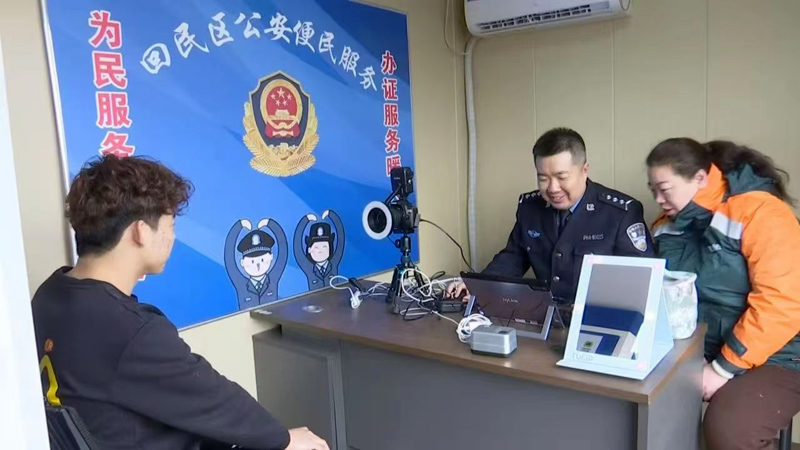 呼和浩特公安局回民分局：“办证直通车”进校园，服务师生零距离2.jpg