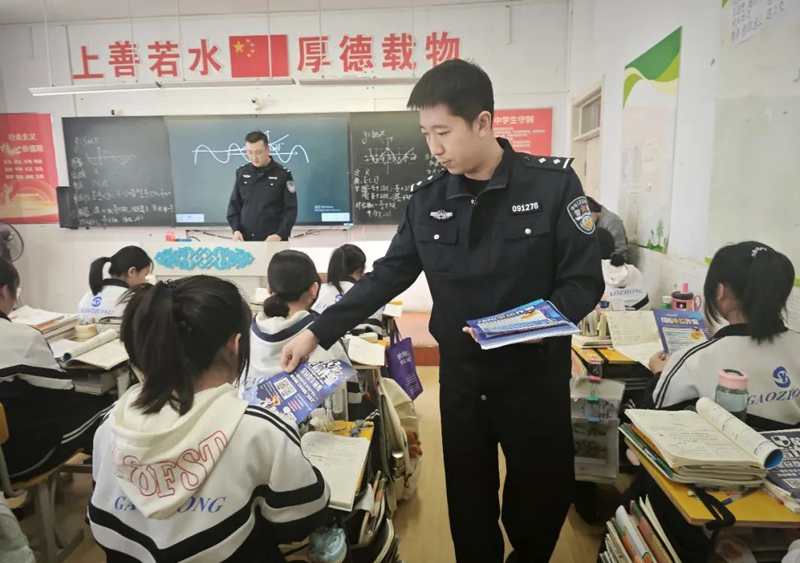 内蒙古集宁公安分局虎山派出所：反诈宣传进校园，警校携手筑防线2.jpg