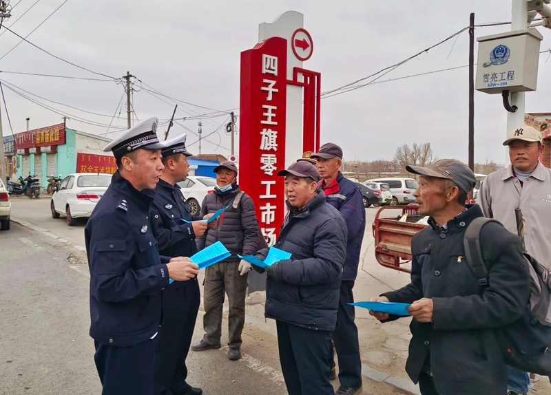四子王旗交警进劳务市场 筑牢务工人员交通安全防线1.jpg