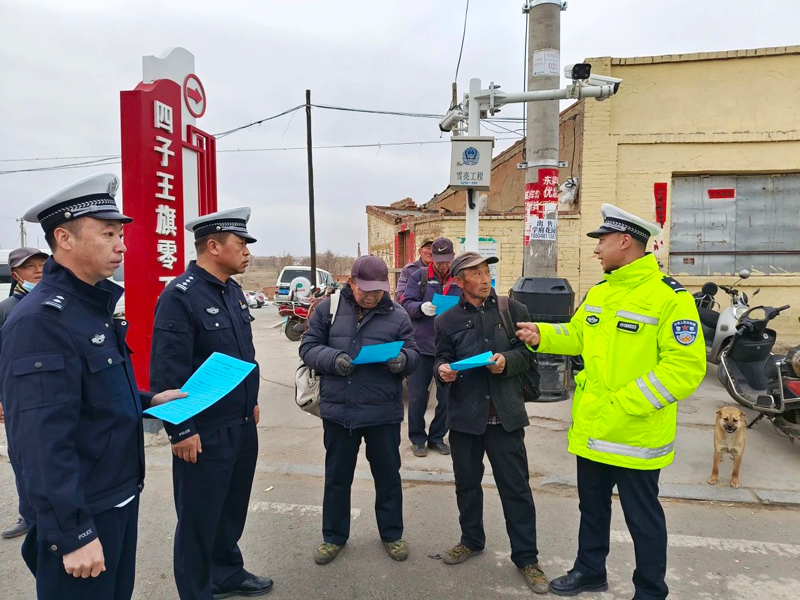 四子王旗交警进劳务市场 筑牢务工人员交通安全防线2.jpg