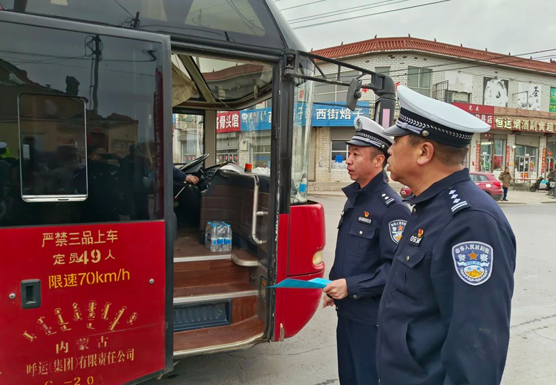 四子王旗交警进劳务市场 筑牢务工人员交通安全防线4.jpg