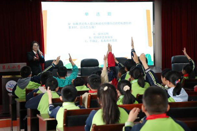 四子王旗人民法院：法治春风拂校园，护航青春助成长2.jpg