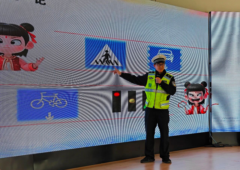 马路搬进幼儿园——卓资交警为萌娃细讲交通安全常识4.jpg