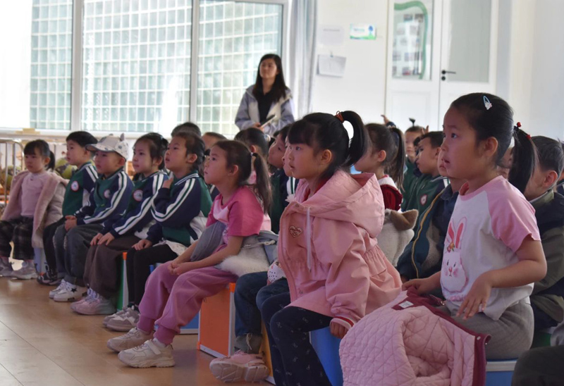 马路搬进幼儿园——卓资交警为萌娃细讲交通安全常识5.jpg